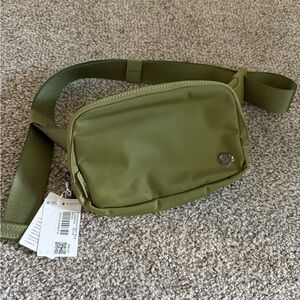 Lululemon everywhere belt bag